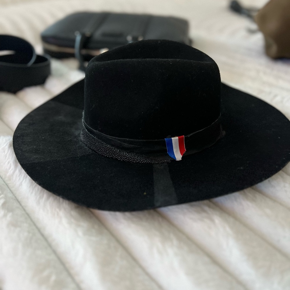 Black Men's Hat with Tricolor Band
